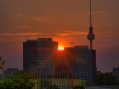 die Sonne geht am Fernsehturm schlafen....