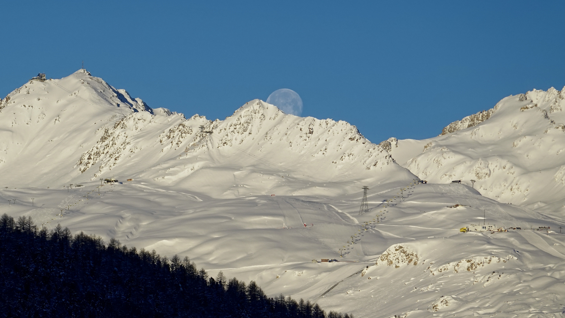 Die Sonne geht auf, der Mond verschwindet