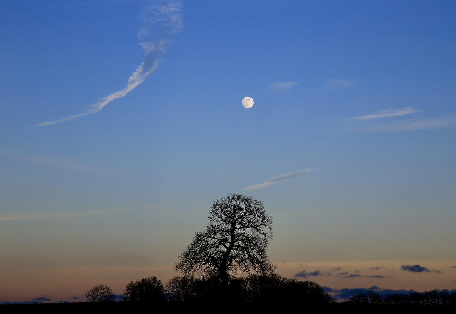 Die Sonne geht - der Mond kommt.