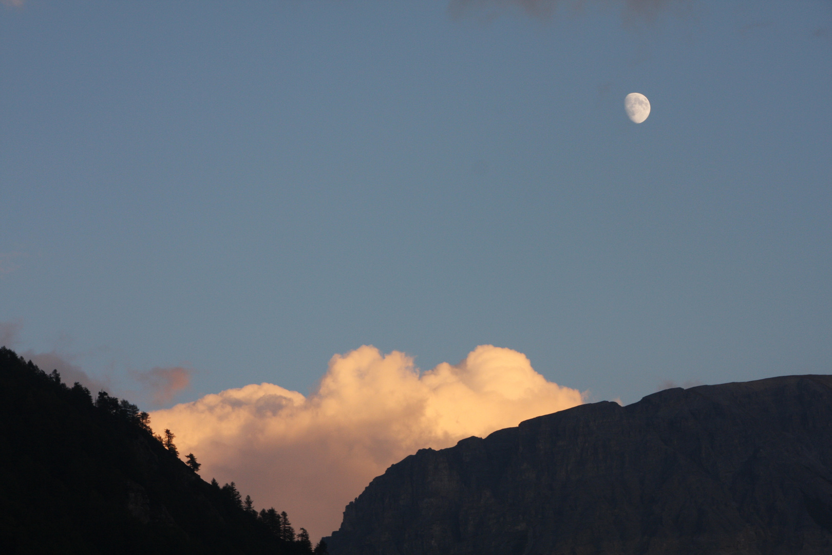 Die Sonne geht, der Mond kommt..