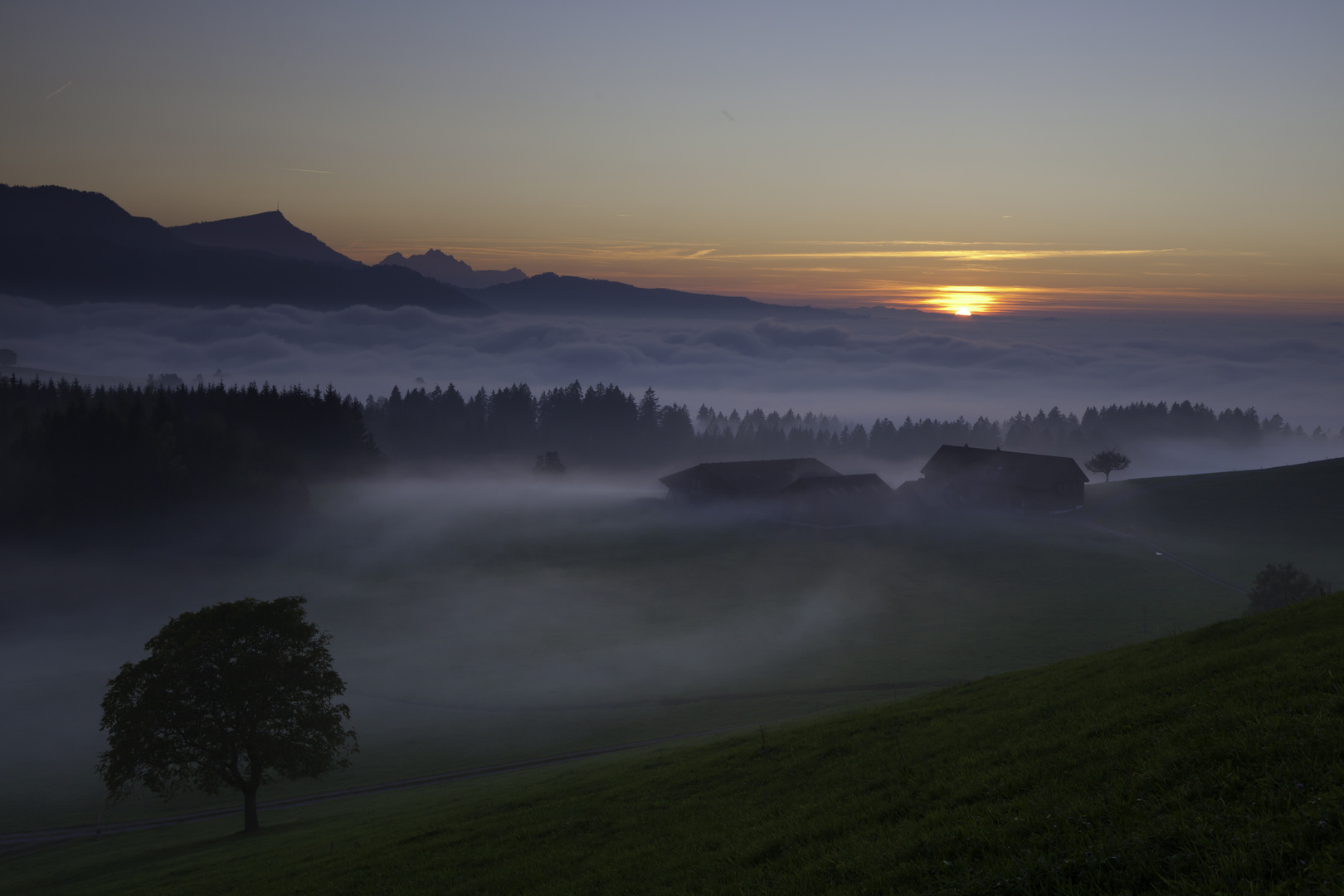 Die Sonne geht, der Nebel kommt - Herbststimmung in den Alpen