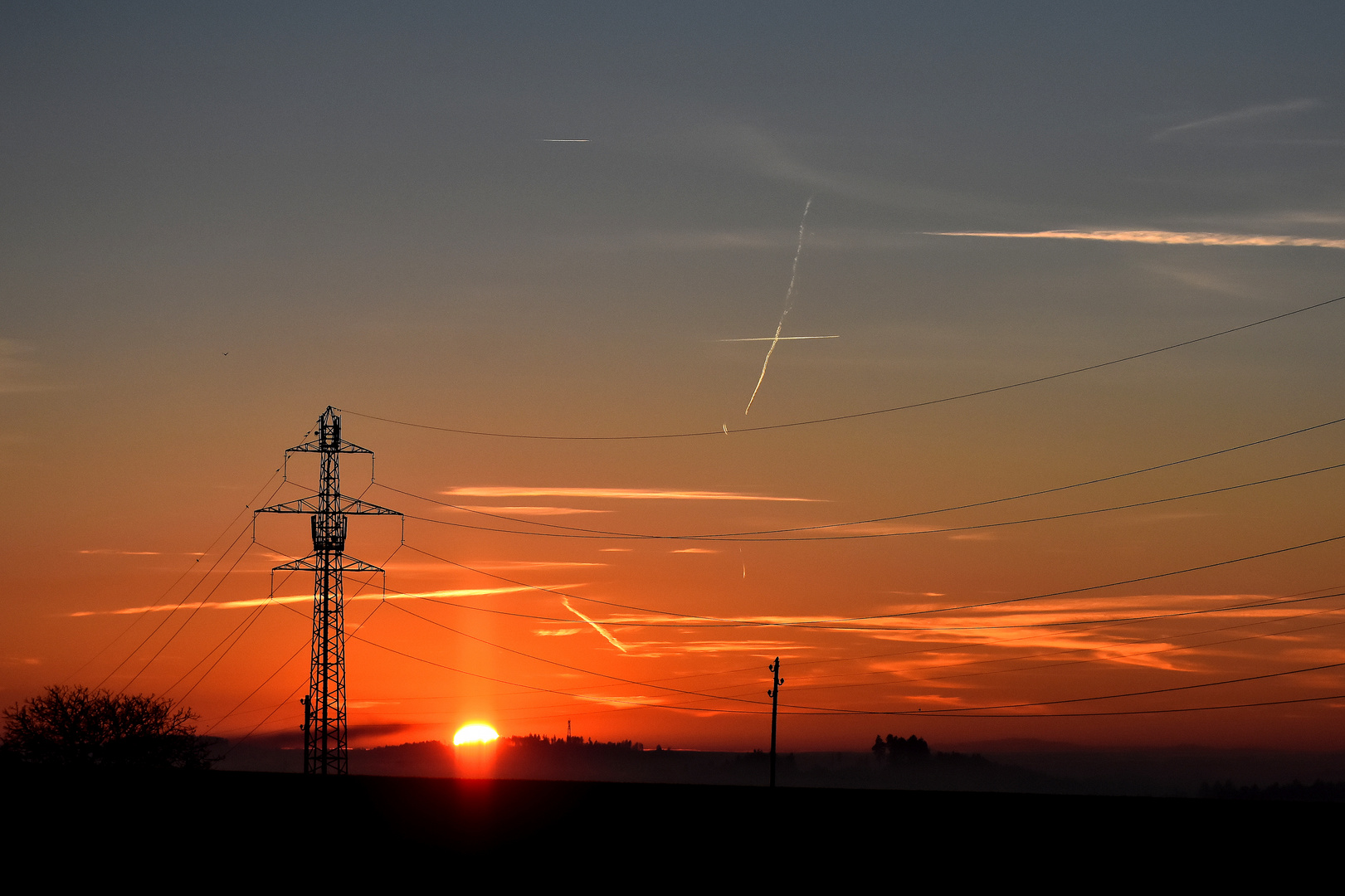 Die Sonne geht, der Strom kommt.       