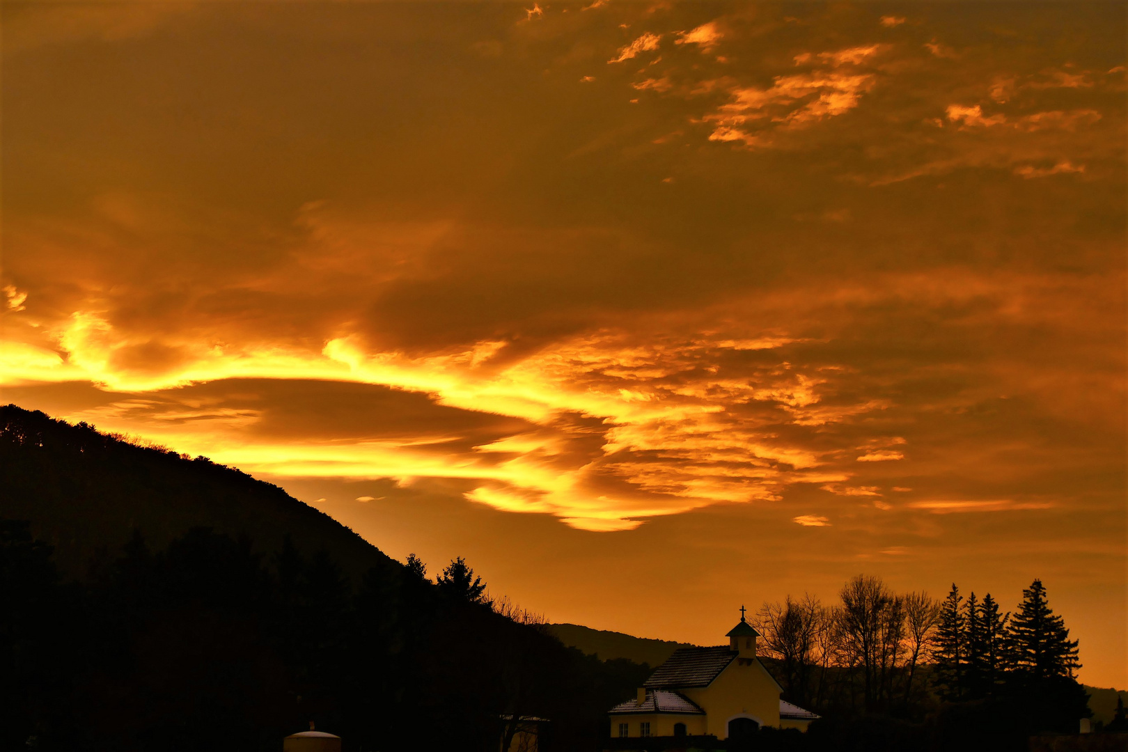 Die Sonne geht, die Nacht bricht an.