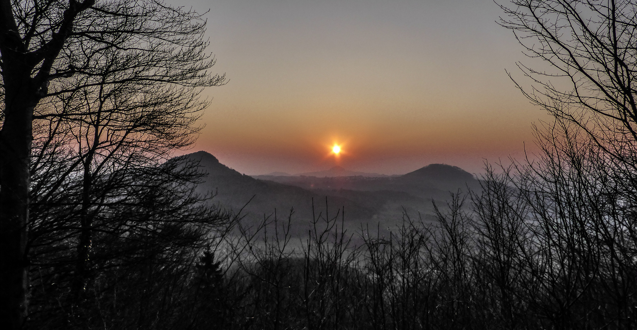 Die Sonne geht hinter dem Hohenstaufen unter