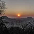 Die Sonne geht hinter dem Hohenstaufen unter