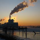 Die Sonne geht hinter dem Kraftwerk Tiefstark in der Billwerderbucht auf