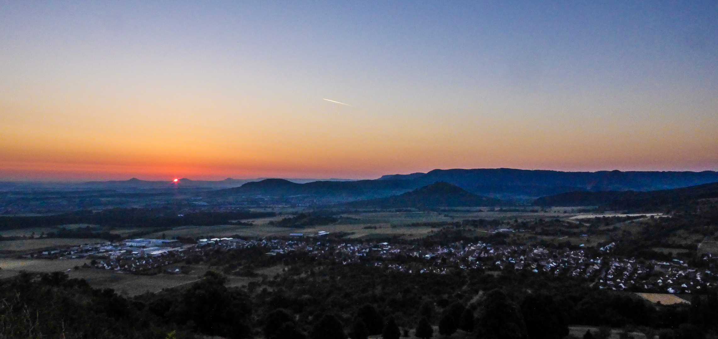 Die Sonne geht hinter dem Rechberg auf