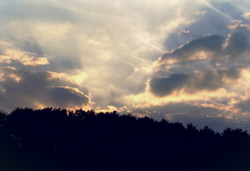 Die Sonne geht im Meer von Wolken unter.....