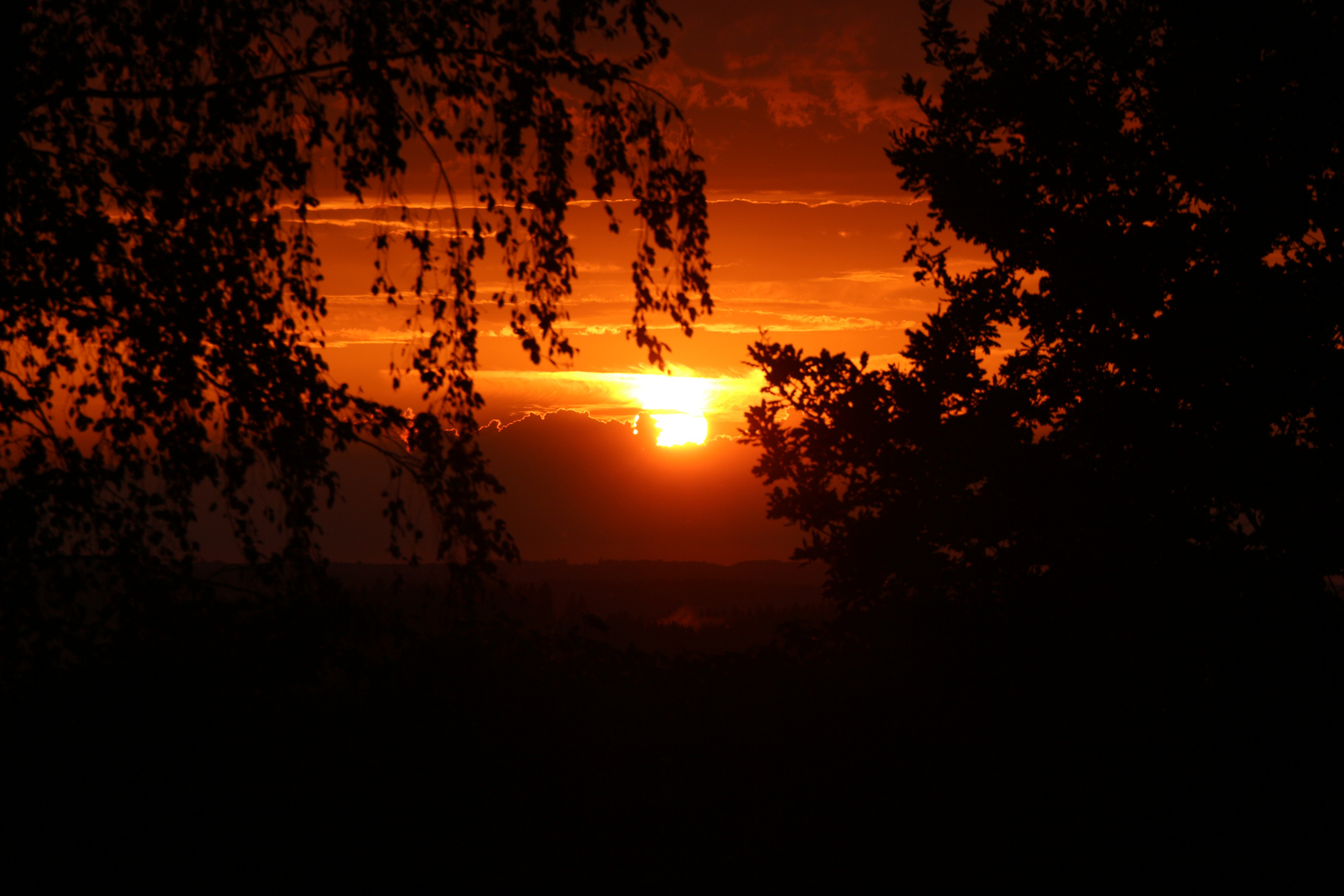 Die Sonne geht in den Wolken unter