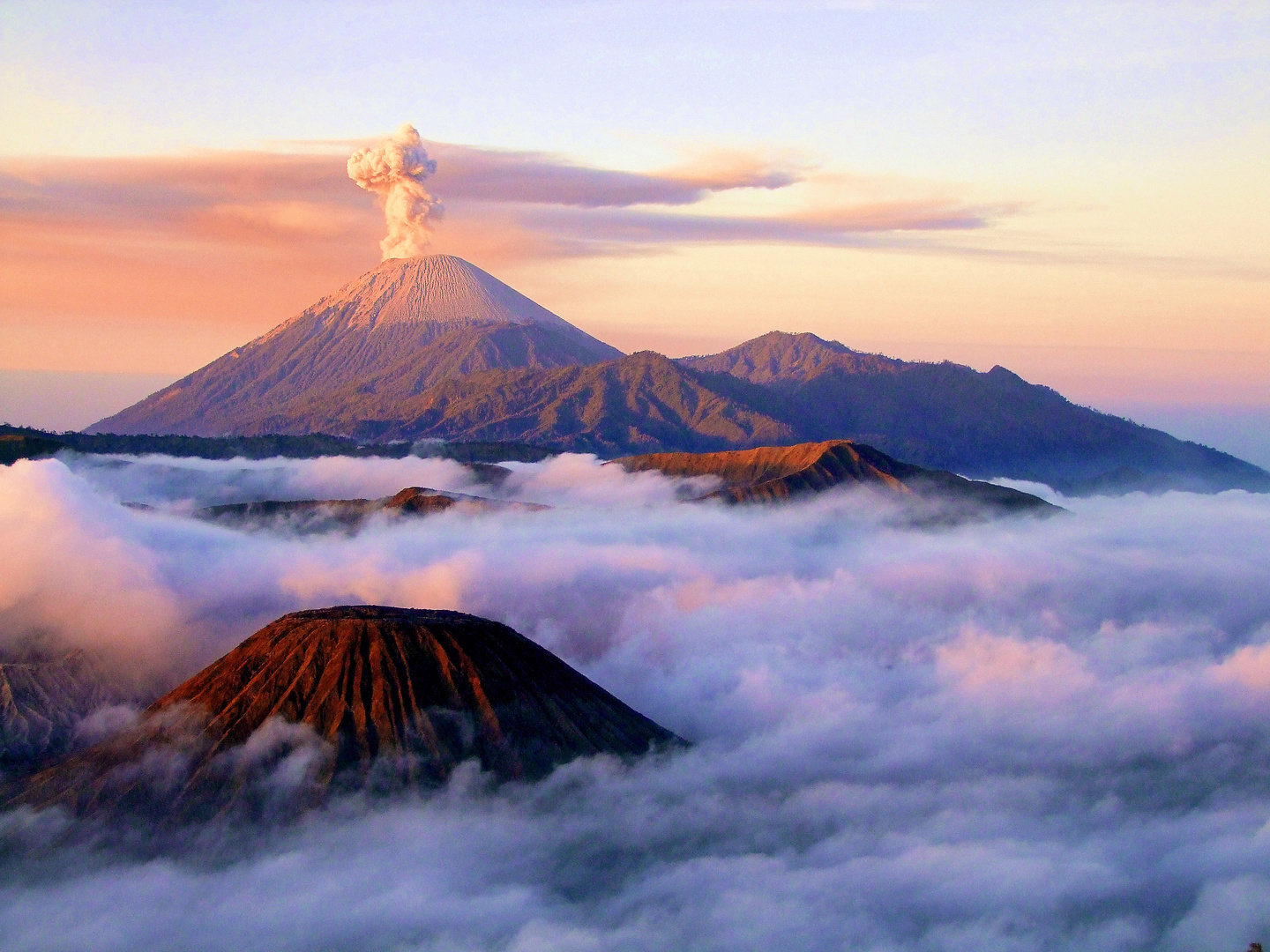 Die Sonne geht langsam auf am Mount Bromo.