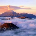 Die Sonne geht langsam auf am Mount Bromo.