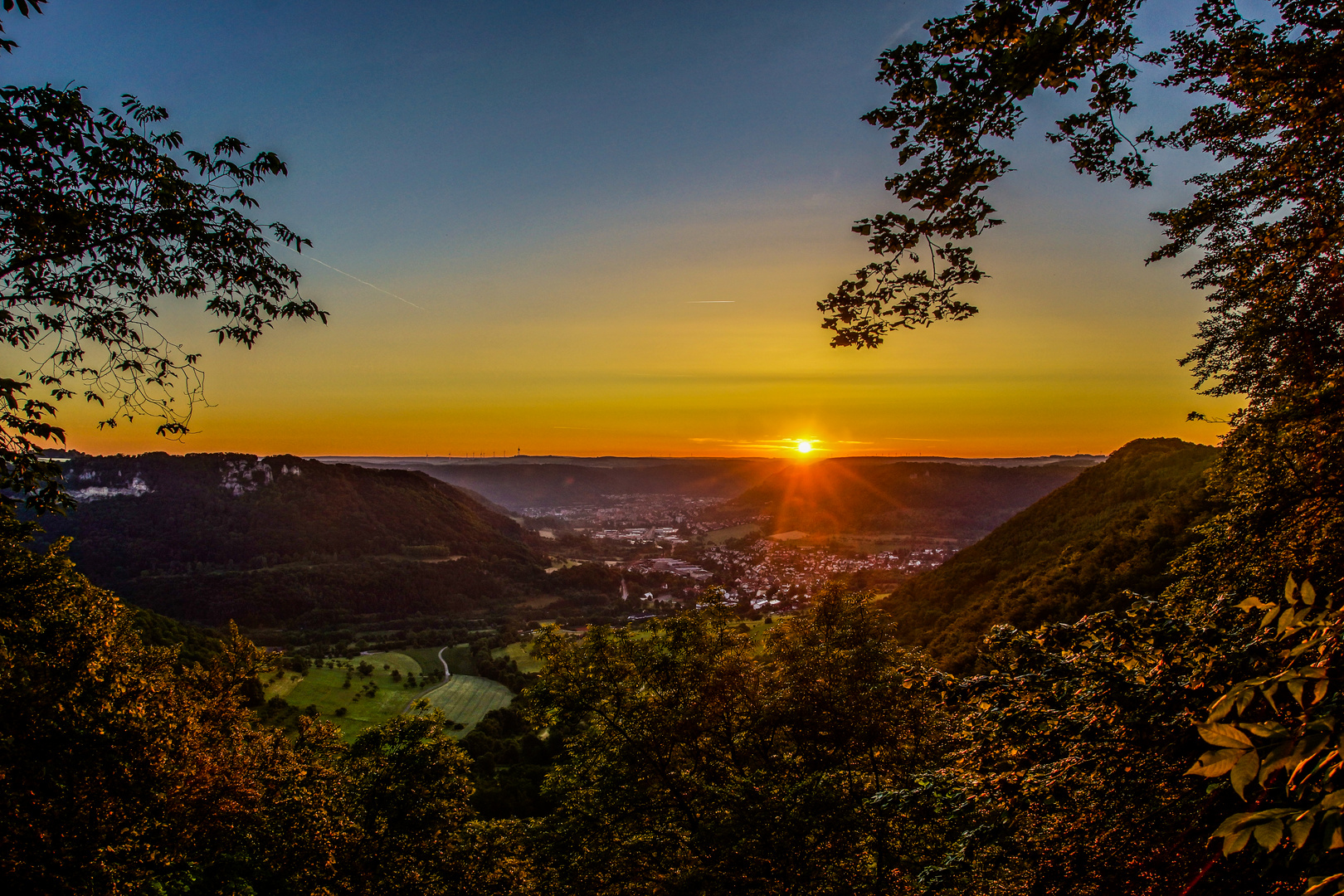 Die Sonne geht über dem Filstal auf