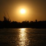 Die Sonne geht über dem Nil unter