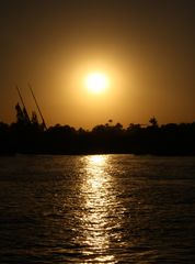 Die Sonne geht über dem Nil unter