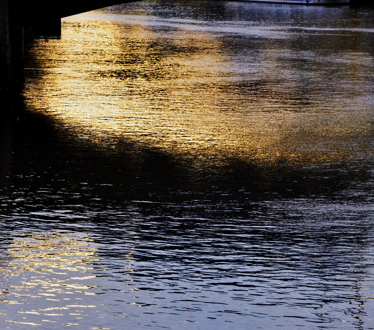 die Sonne geht unter am Neckar