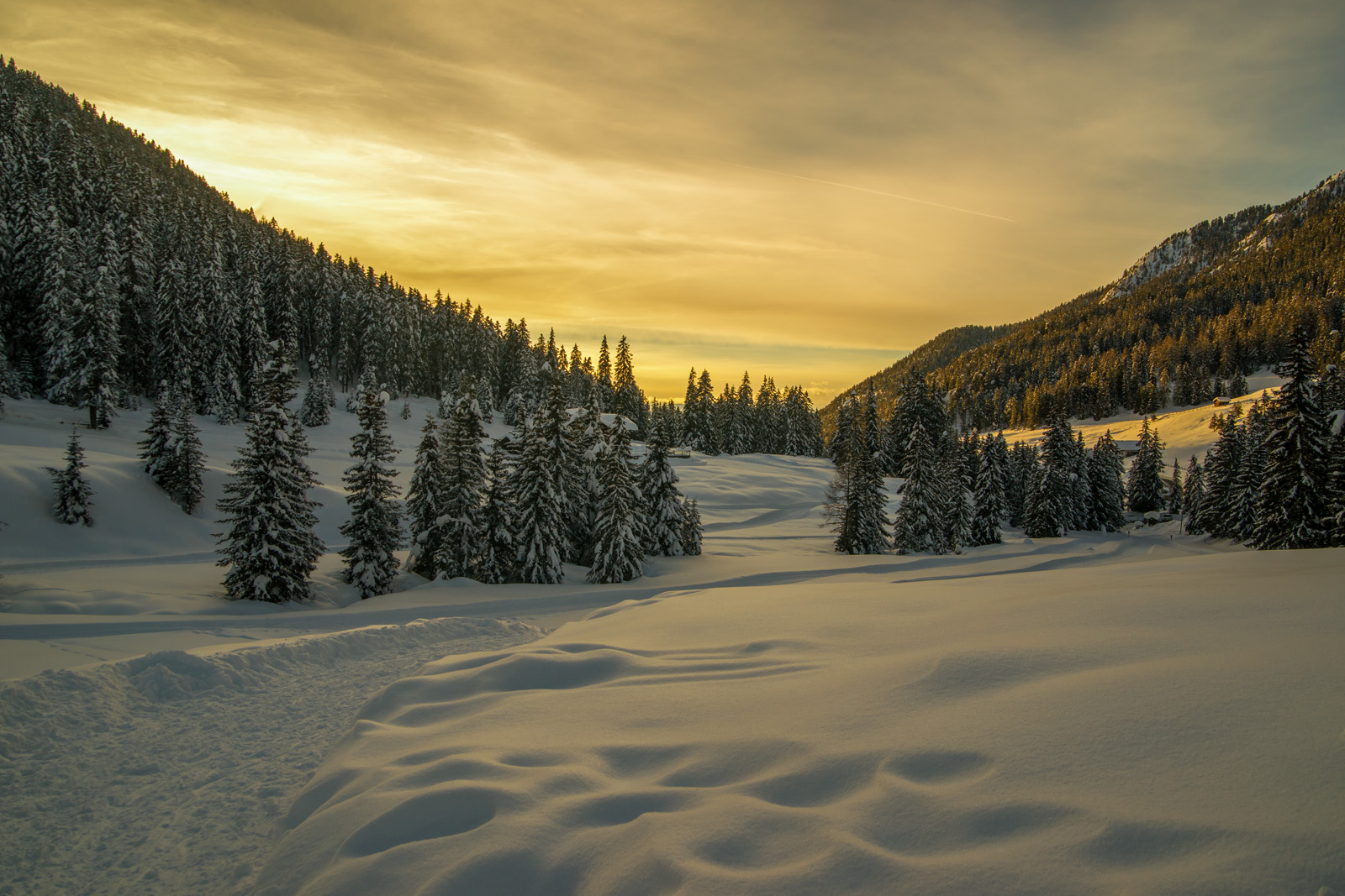 Die Sonne geht unter auf der Zanser Alm