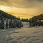 Die Sonne geht unter auf der Zanser Alm