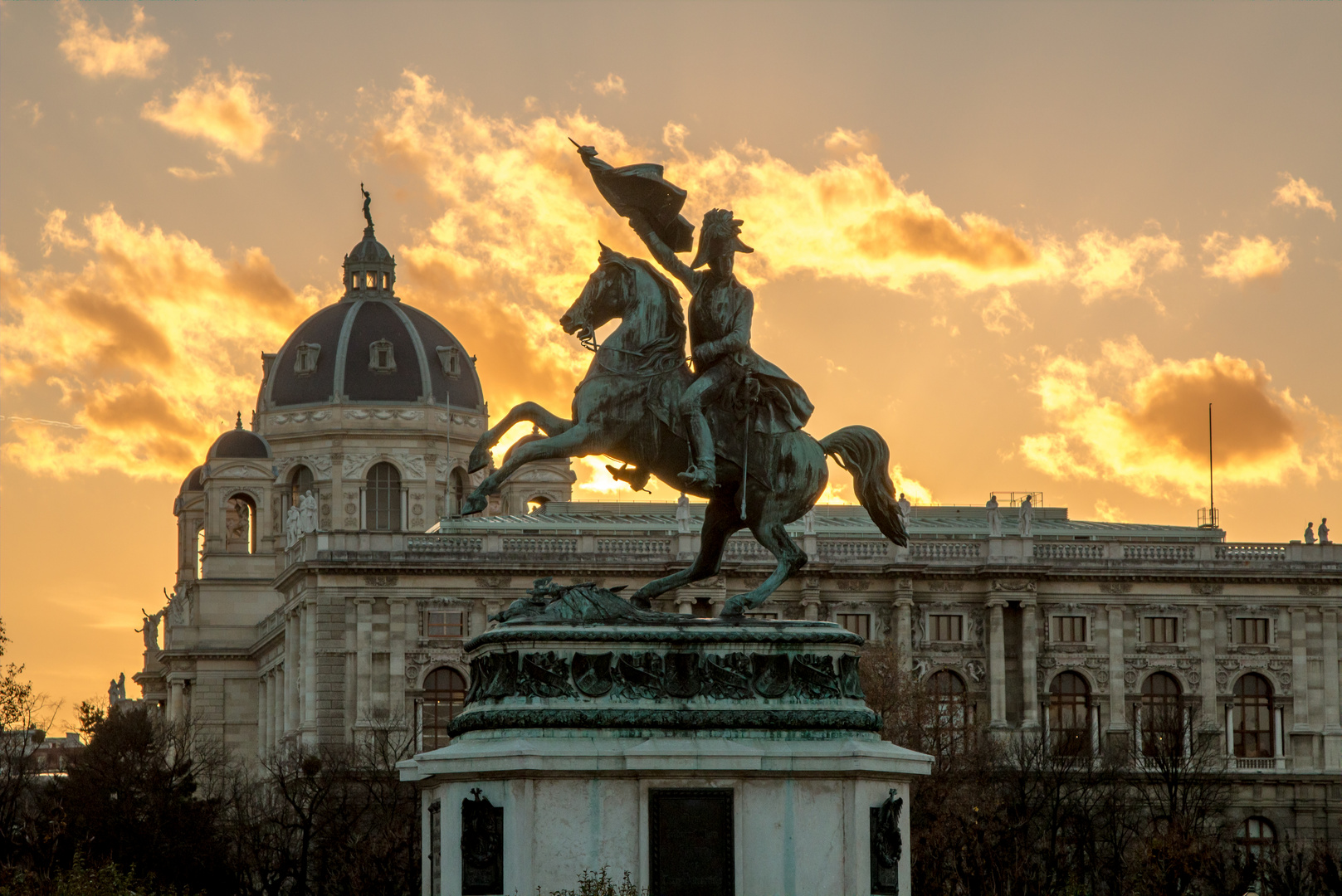 Die Sonne geht unter, das Denkmal bleibt...