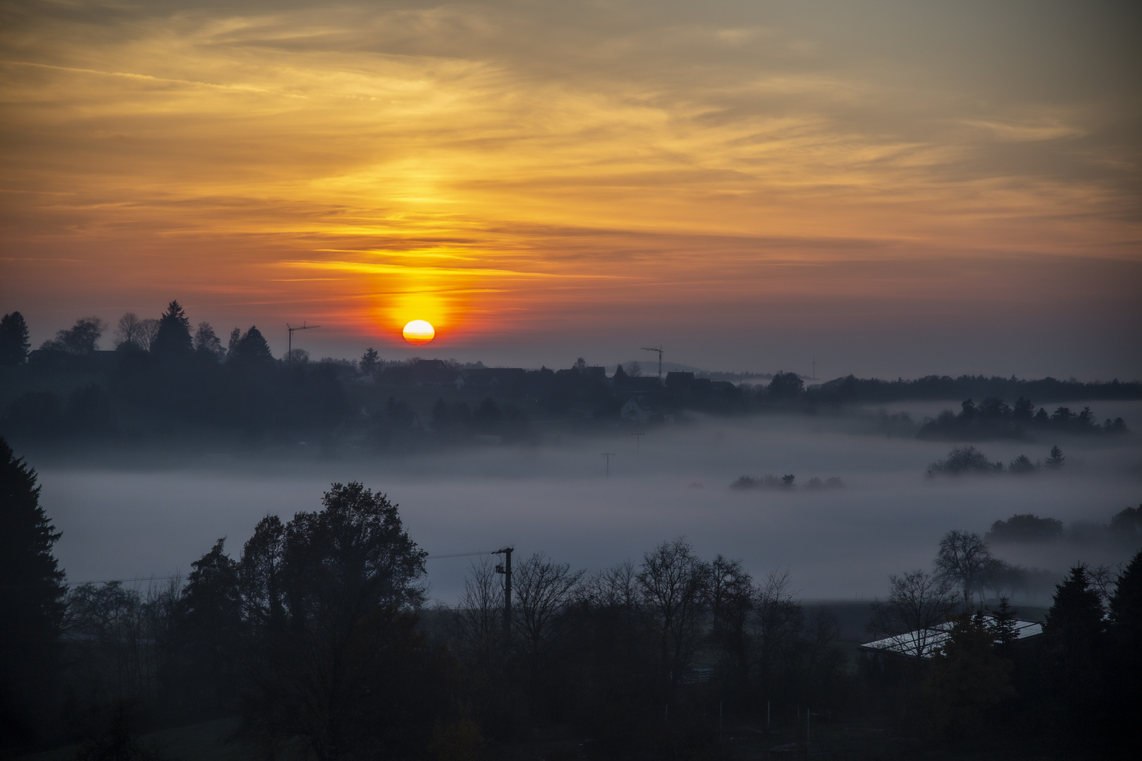 Die Sonne geht unter, der Nebel steigt höher