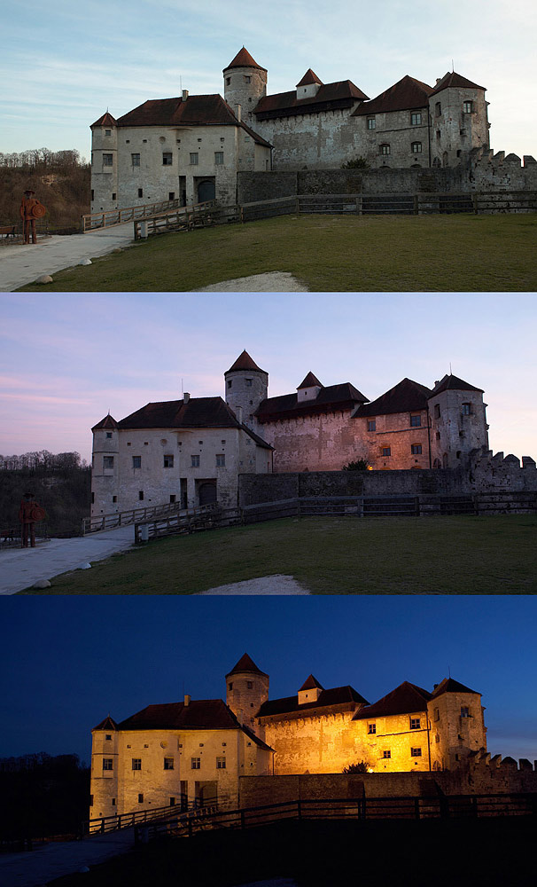 Die Sonne geht unter, die Nacht erwacht auf der Burg in Burghausen