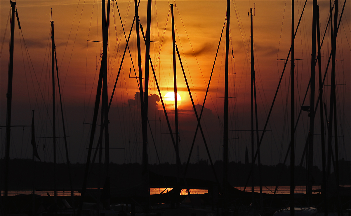 Die Sonne geht unter im Hafen