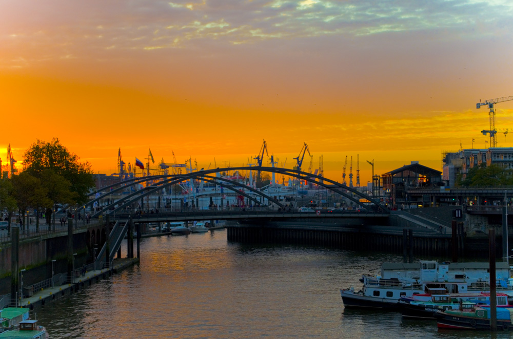 Die Sonne geht unter im Hamburger Hafen