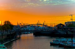 Die Sonne geht unter im Hamburger Hafen