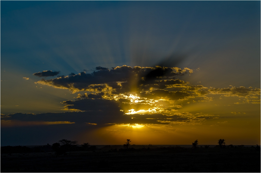 Die Sonne geht unter in der Massai Mara