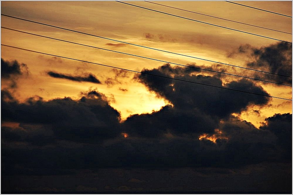 die Sonne geht unter (oder auf?) Foto &amp; Bild sonne, wolken, natur Bilder auf