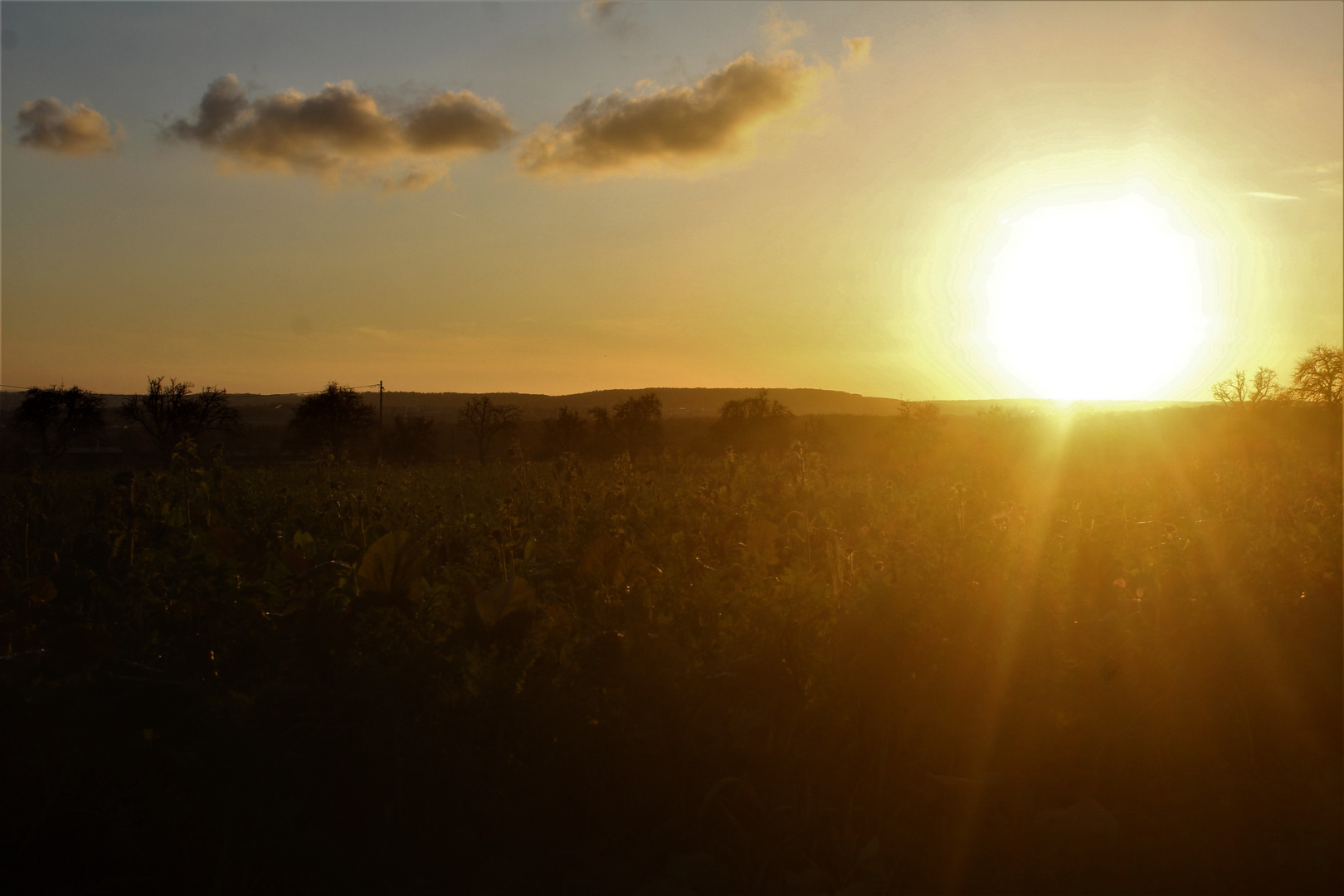 die Sonne geht unter über dem Land