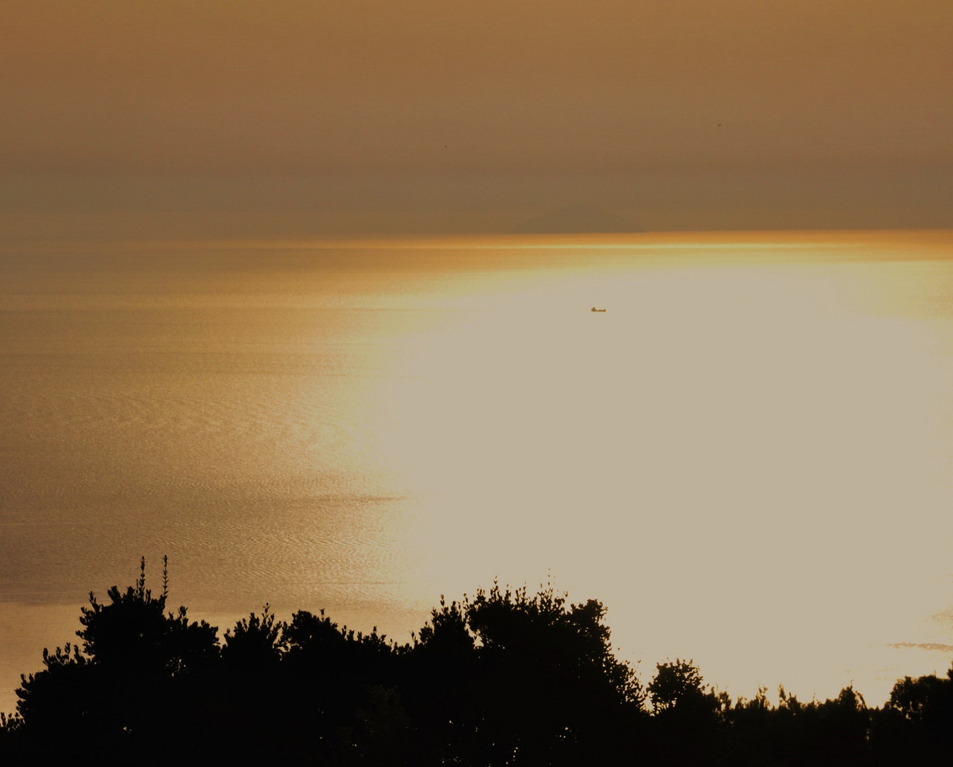 Die Sonne geht unter über dem Meer