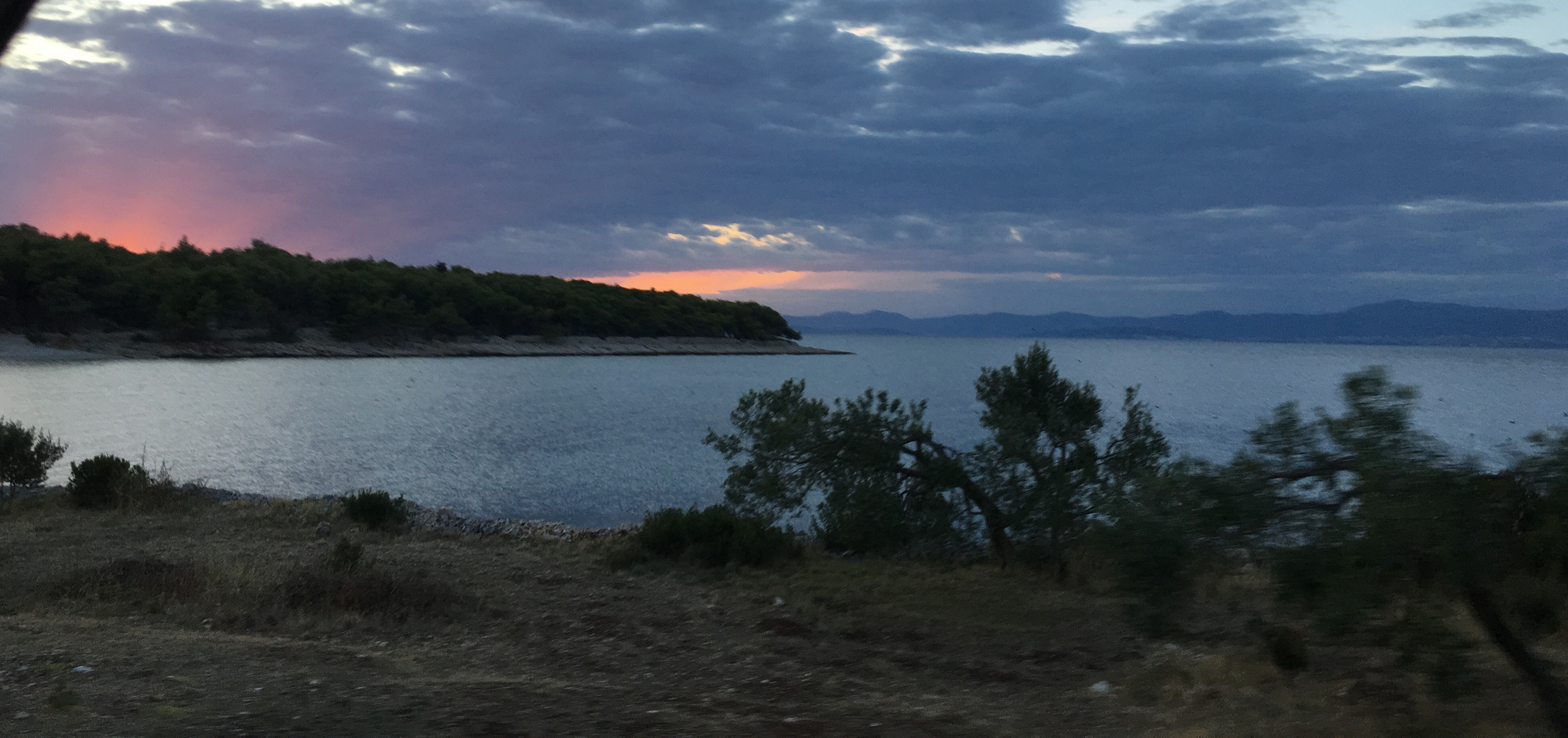 Die Sonne geht unter über dem Meer