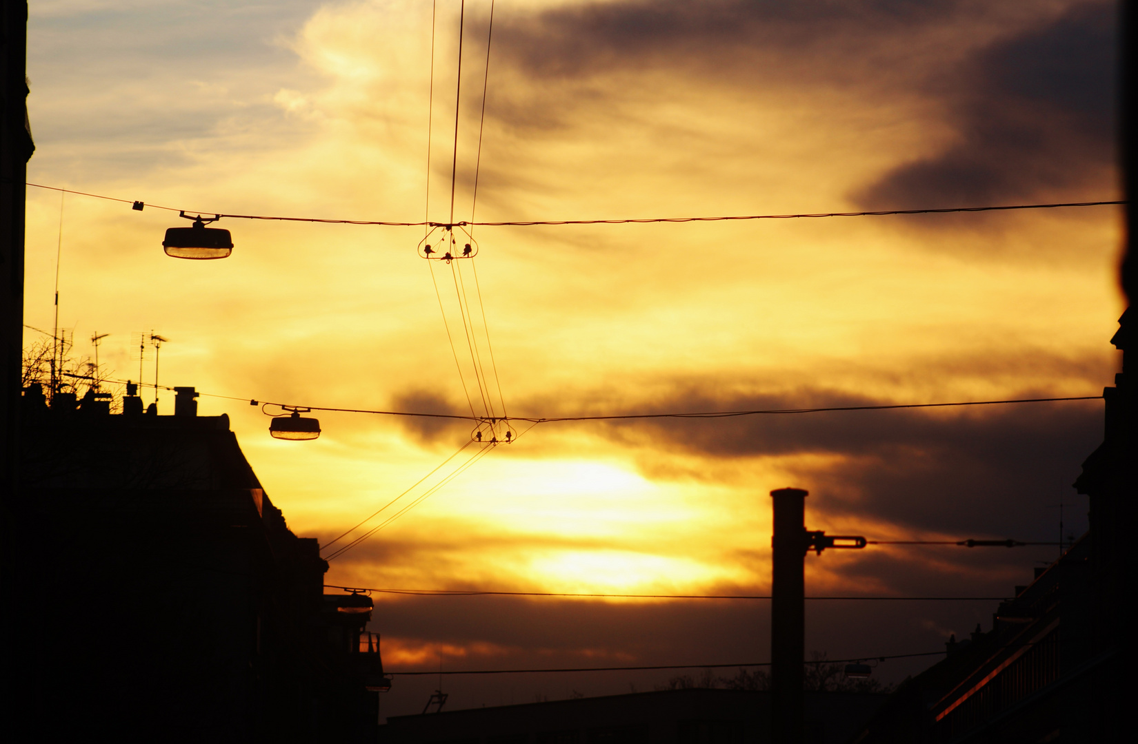 die Sonne geht unter über der Stadt