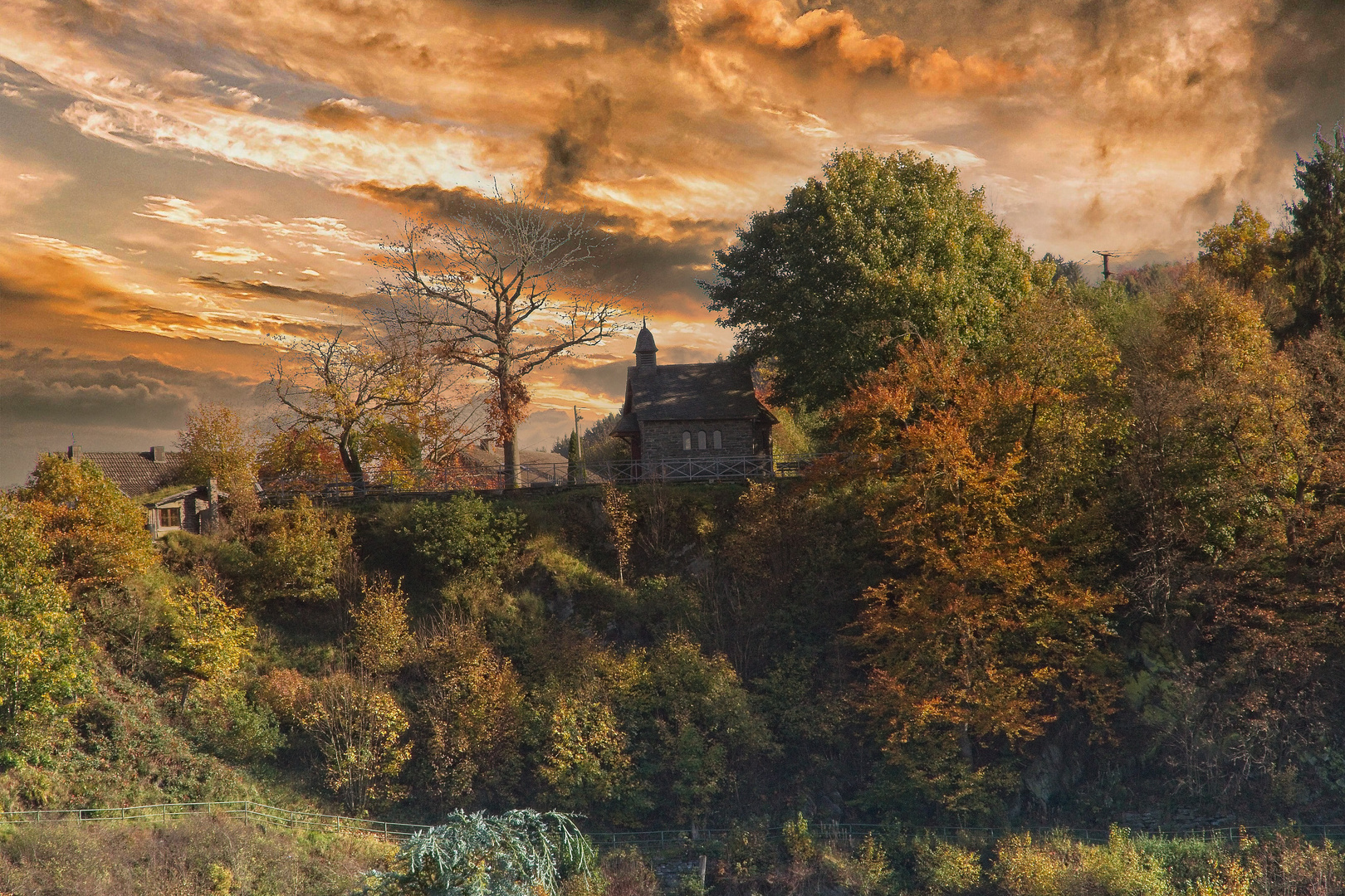 Die Sonne geht unter.Kapelle oberhalb von Monschau