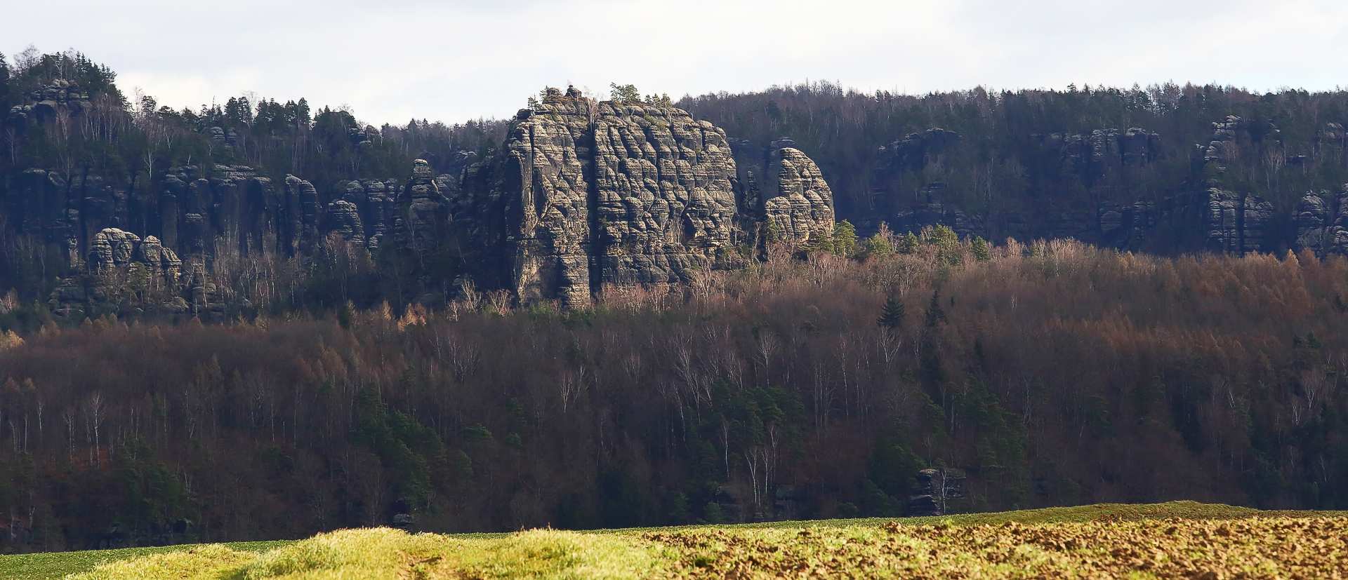 Die Sonne hat meinen "Lieblingsfelsen" bei der Schrammsteinkette dort auch gekannt...