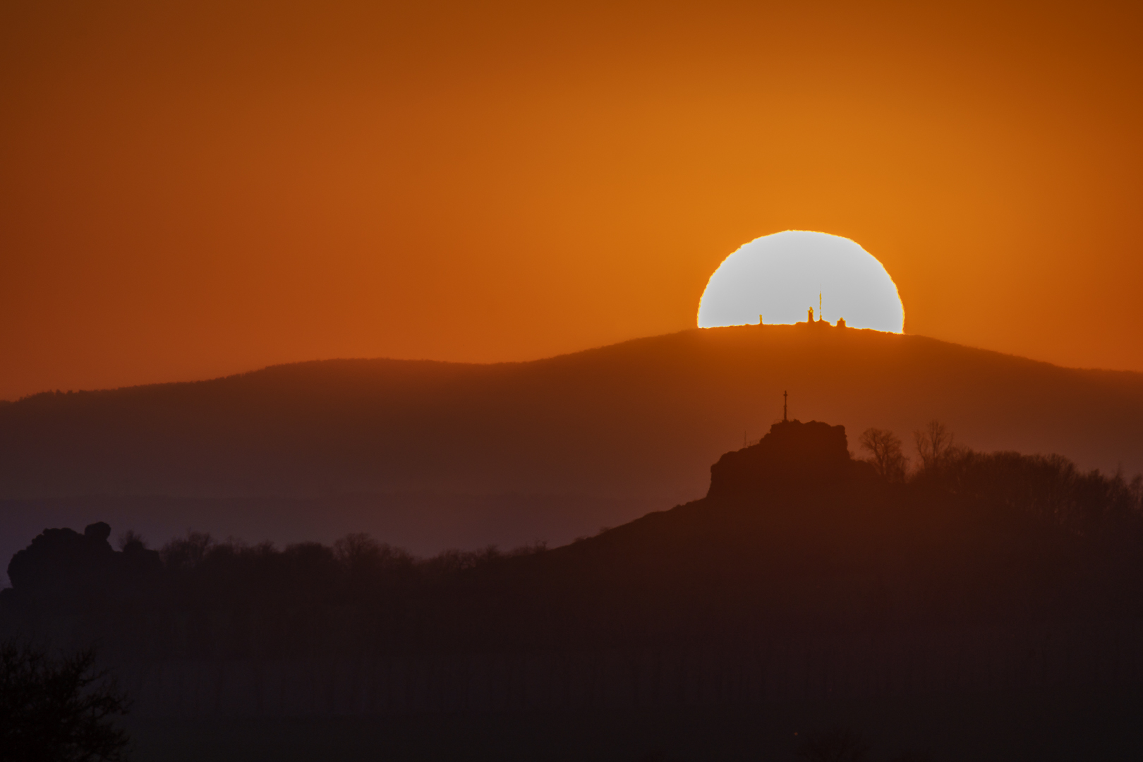 Die Sonne hinter dem Brocken