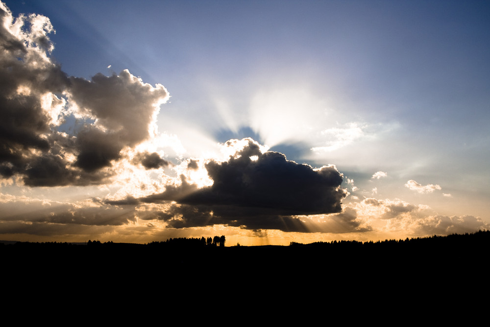 Die Sonne hinter den Wolken