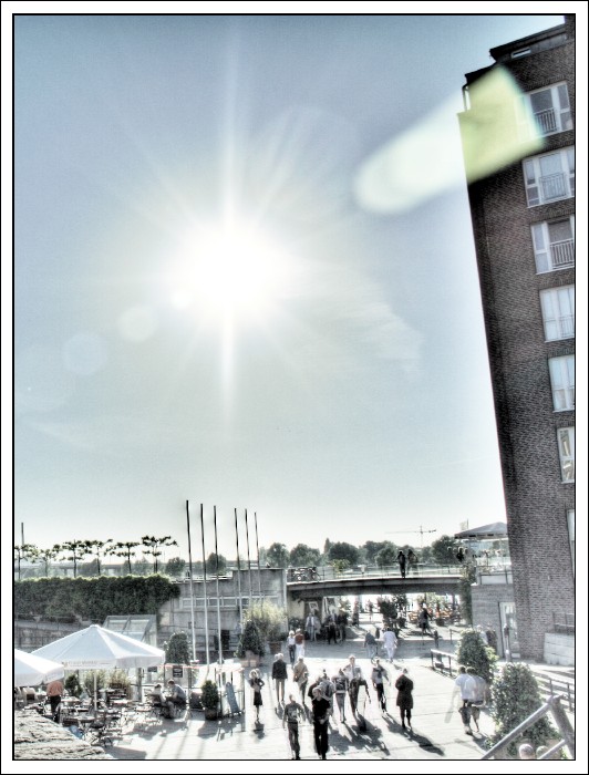 Die Sonne im Rücken - Düsseldorf Altstadt in HDR