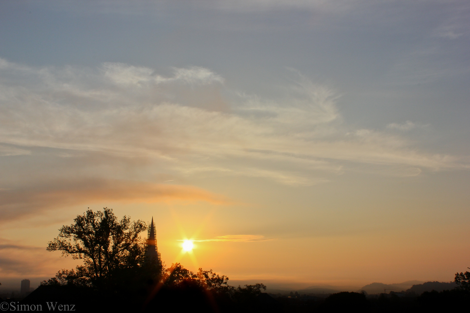 Die Sonne ist des Nebels Gehilfe.