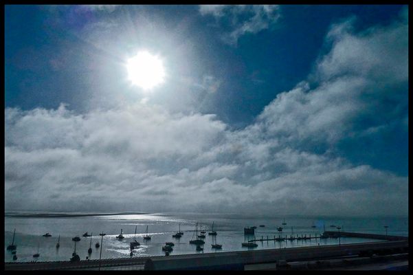 DIE SONNE IST GLEICH HINTER DEN WOLKEN VERSCHWUNDEN....