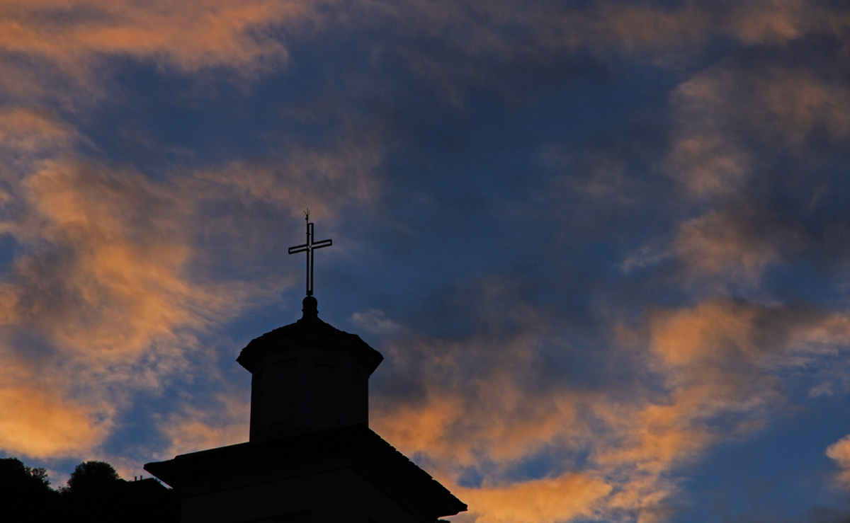 Die Sonne ist schon längst hinterm Berg verschwunden. Der Himmel leuchtet aber dadurch um so schöner