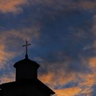 Die Sonne ist schon längst hinterm Berg verschwunden. Der Himmel leuchtet aber dadurch um so schöner