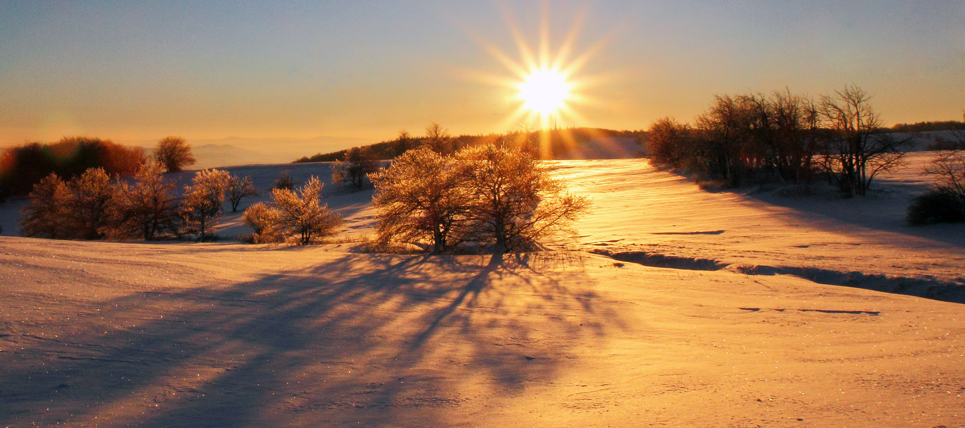 Die Sonne ist über der Naklerovska vysina (Nollendorfer Höhe)...am 01.12. 2012 aufgegangen