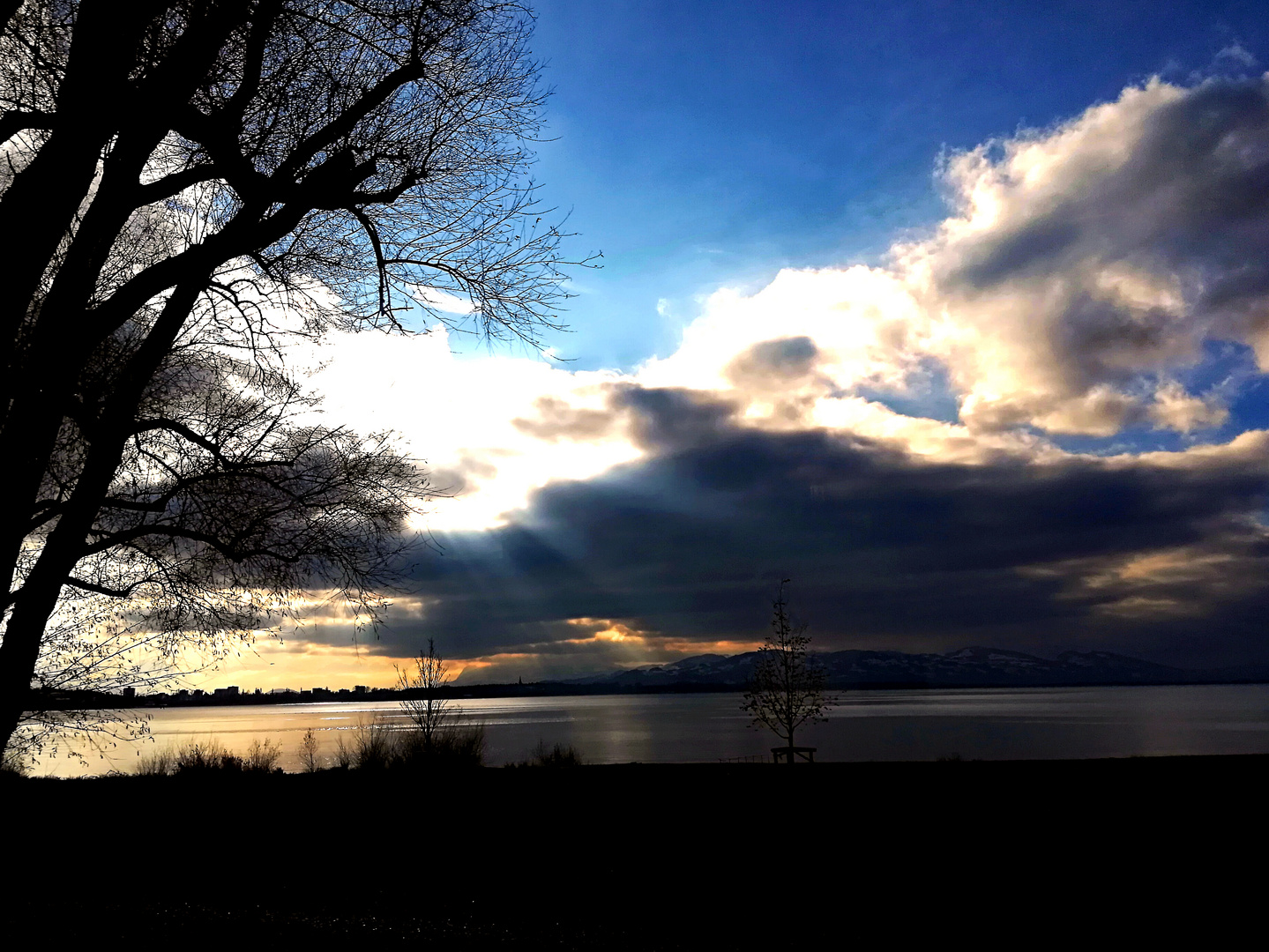 Die Sonne kämpft sich durch bis zum Bodensee