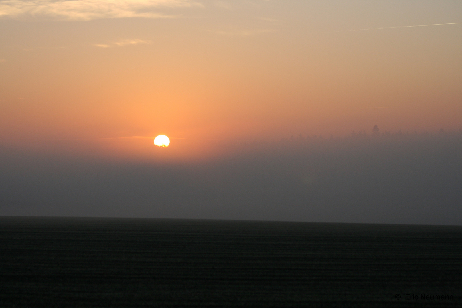 Die Sonne kämpft sich durch den Herbstmorgen