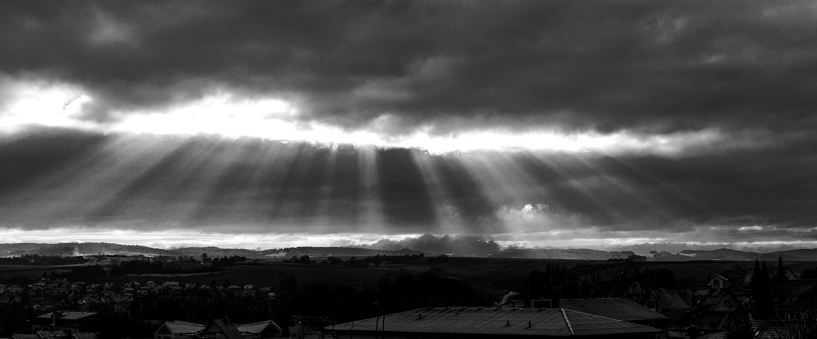 Die Sonne kämpft sich durch dicke Wolken