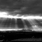 Die Sonne kämpft sich durch dicke Wolken