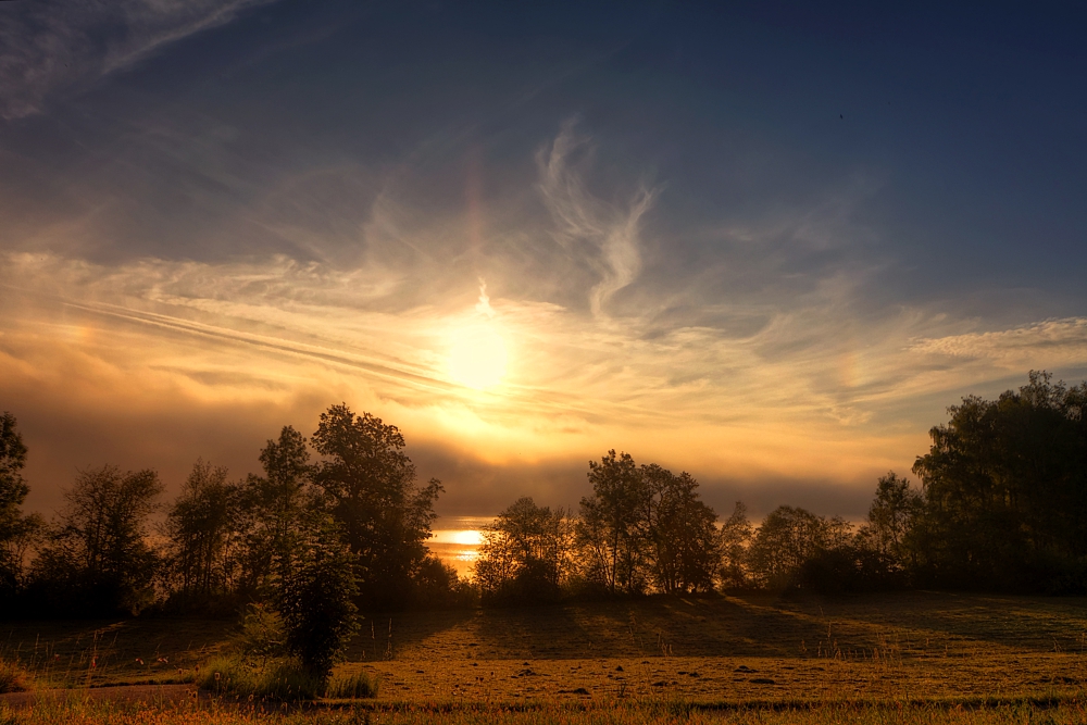 Die Sonne kämpft sich durch die Nebelwand