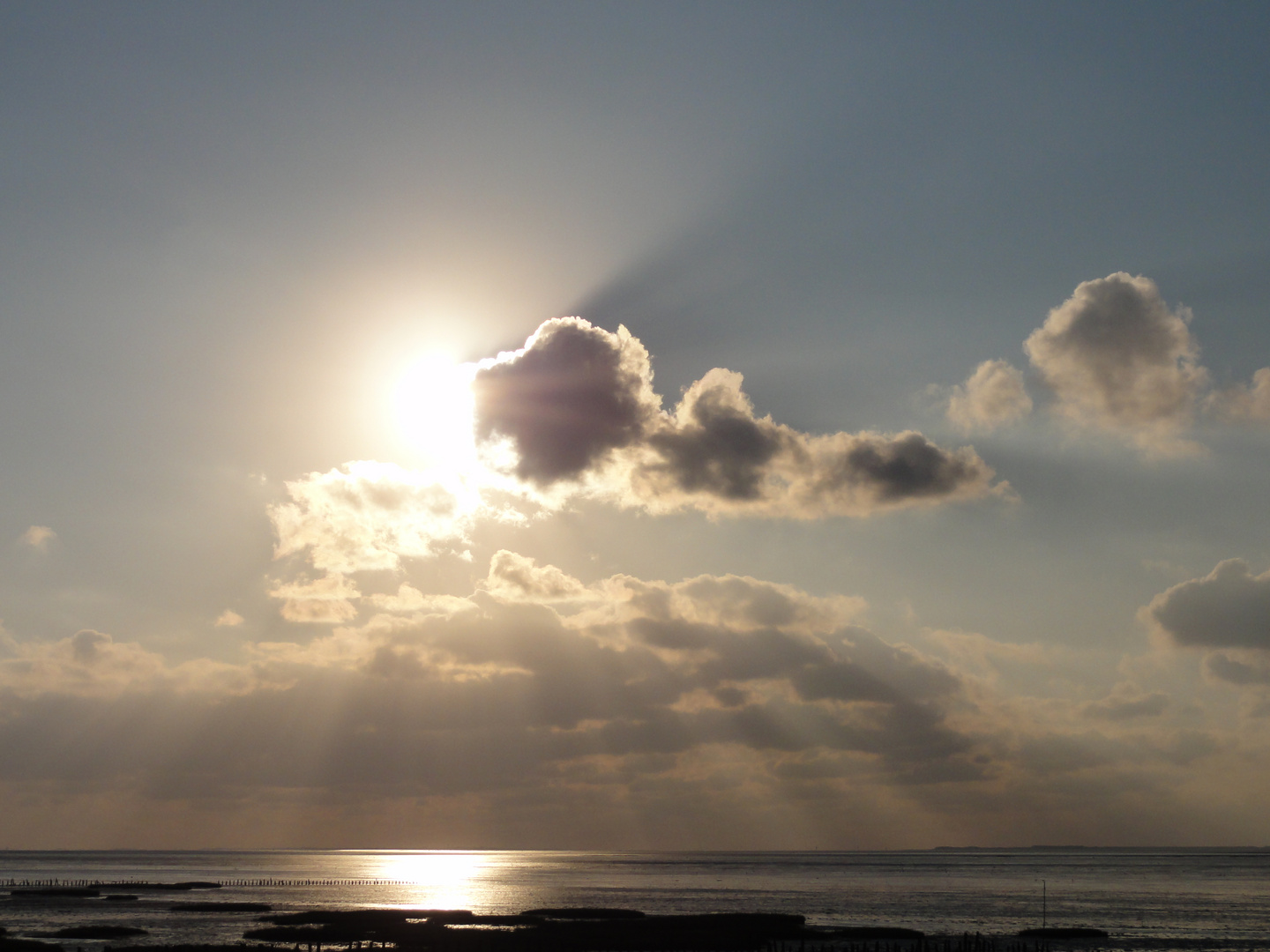 Die Sonne kämpft sich durch die Wolken