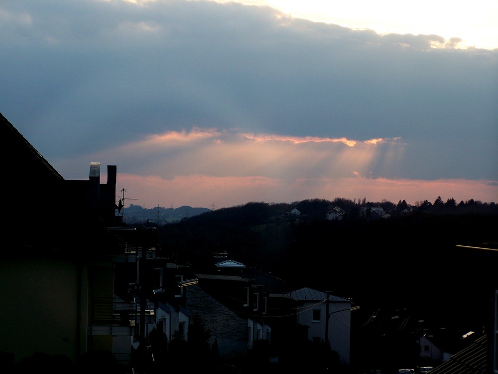 Die Sonne kämpft sich durch die Wolken.